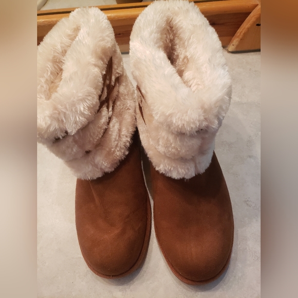 Gorgeous fur lined (inside and out) ankle boots. Never worn. Great condition. - Picture 2 of 8